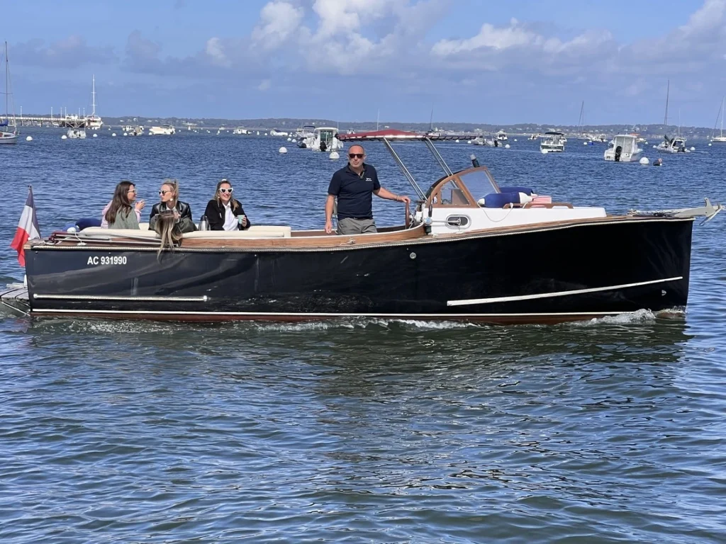 bateau vu depuis l'extérieur - balade en bateau