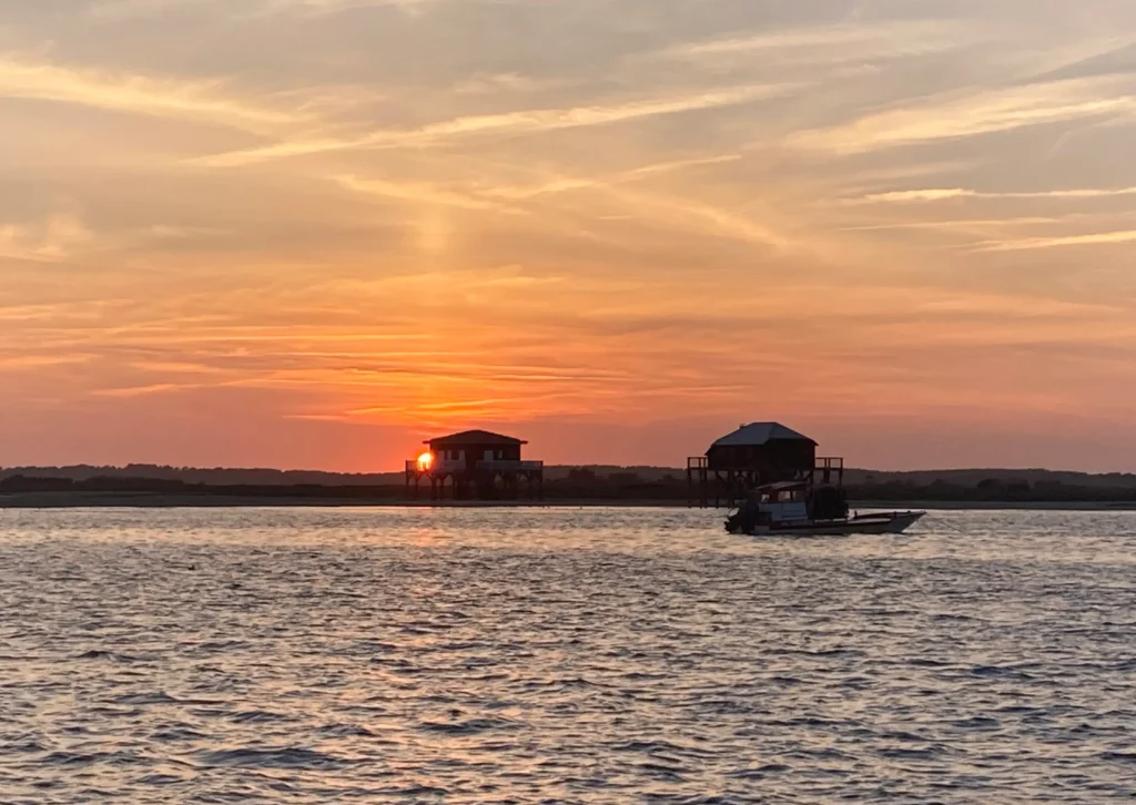vue du coucher de soleil - depuis le bateau